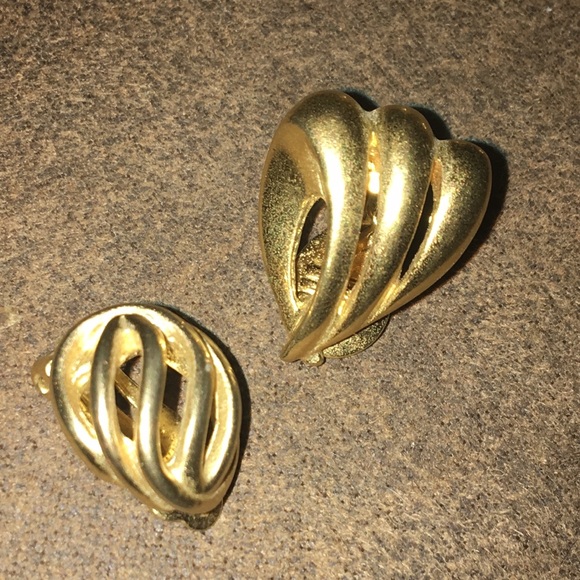 TWO PAIR Vintage Gold Tone Earrings (1 Pair MONET) - Picture 8 of 8
